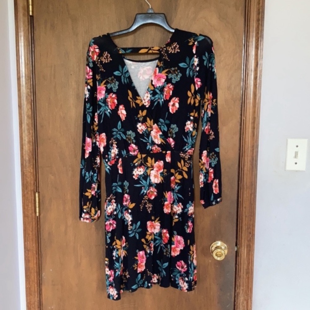 Relisted Loft dress floral print with cut out in back party event casual 6P - Picture 4 of 13